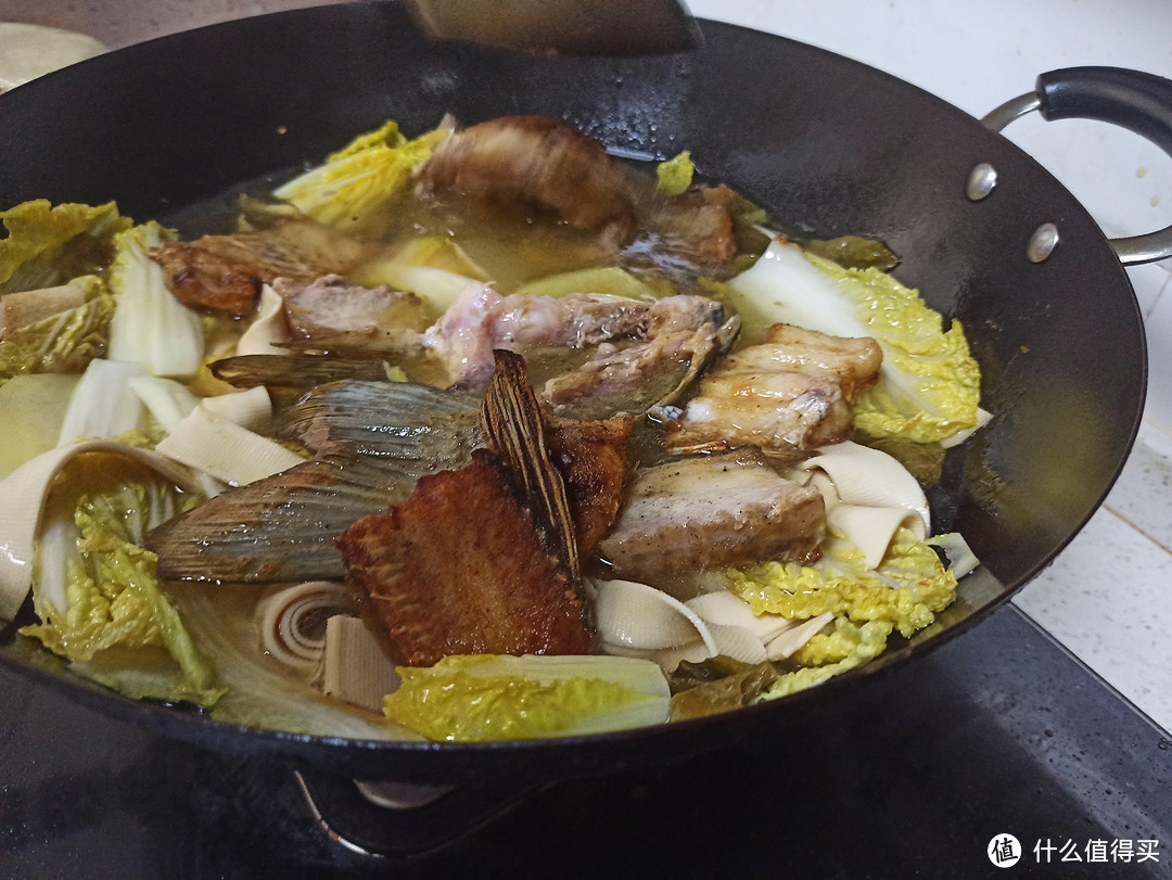 用荣事达电火锅煮一锅酸鲜好吃又好喝的酸菜鱼。