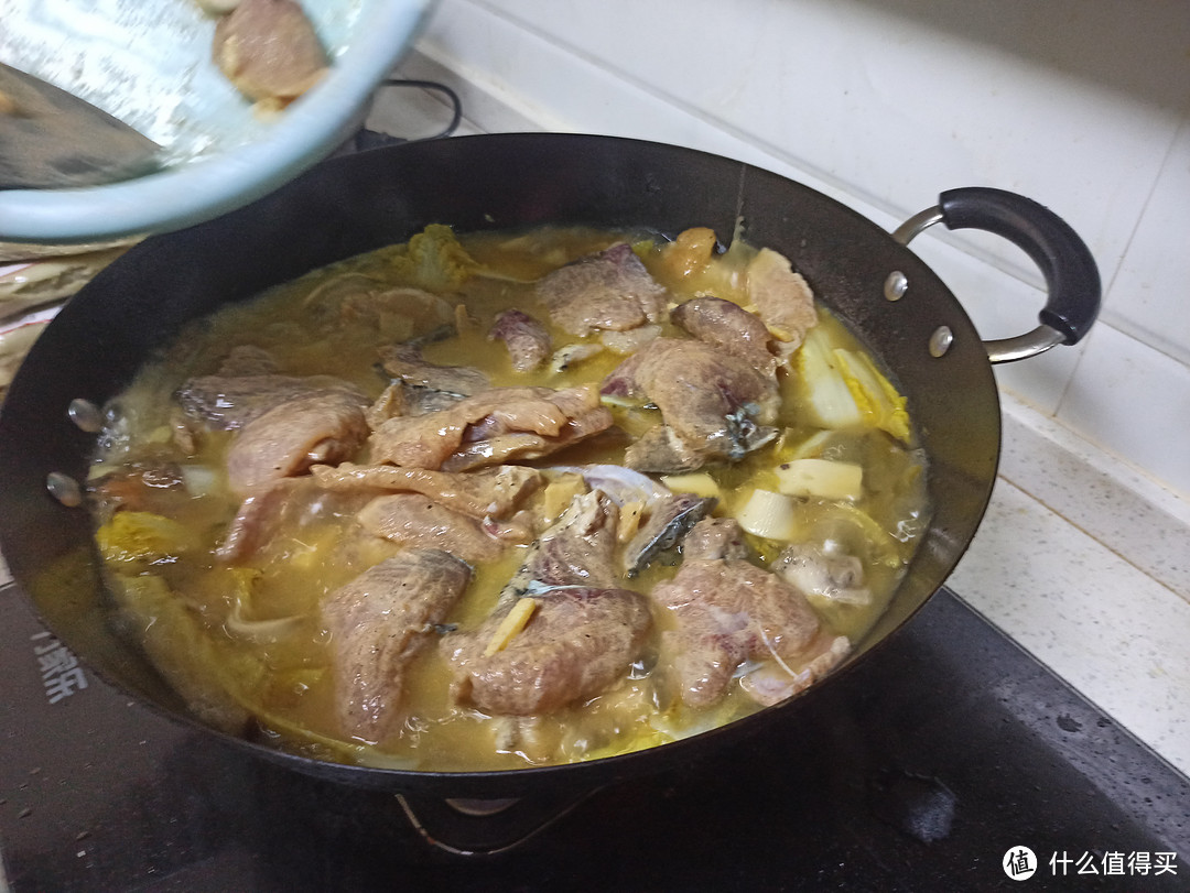 用荣事达电火锅煮一锅酸鲜好吃又好喝的酸菜鱼。