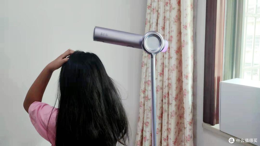 自从品仕乐高速立式吹风机入住,闺女每天吵着要洗头