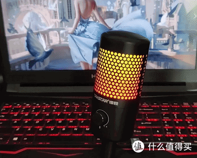 灯效不仅是为了好看，它还能显示麦克风是否处于静音状态。先粗略说一下，单向麦克风和全向麦克风的小知识。单向麦克风拾音半径较小，单人放在近距离使用，音质效果非常好，但远距离就无法拾音。全向麦克风具有大拾音半径，15-30cm的距离都能拾音，适合多人使用。