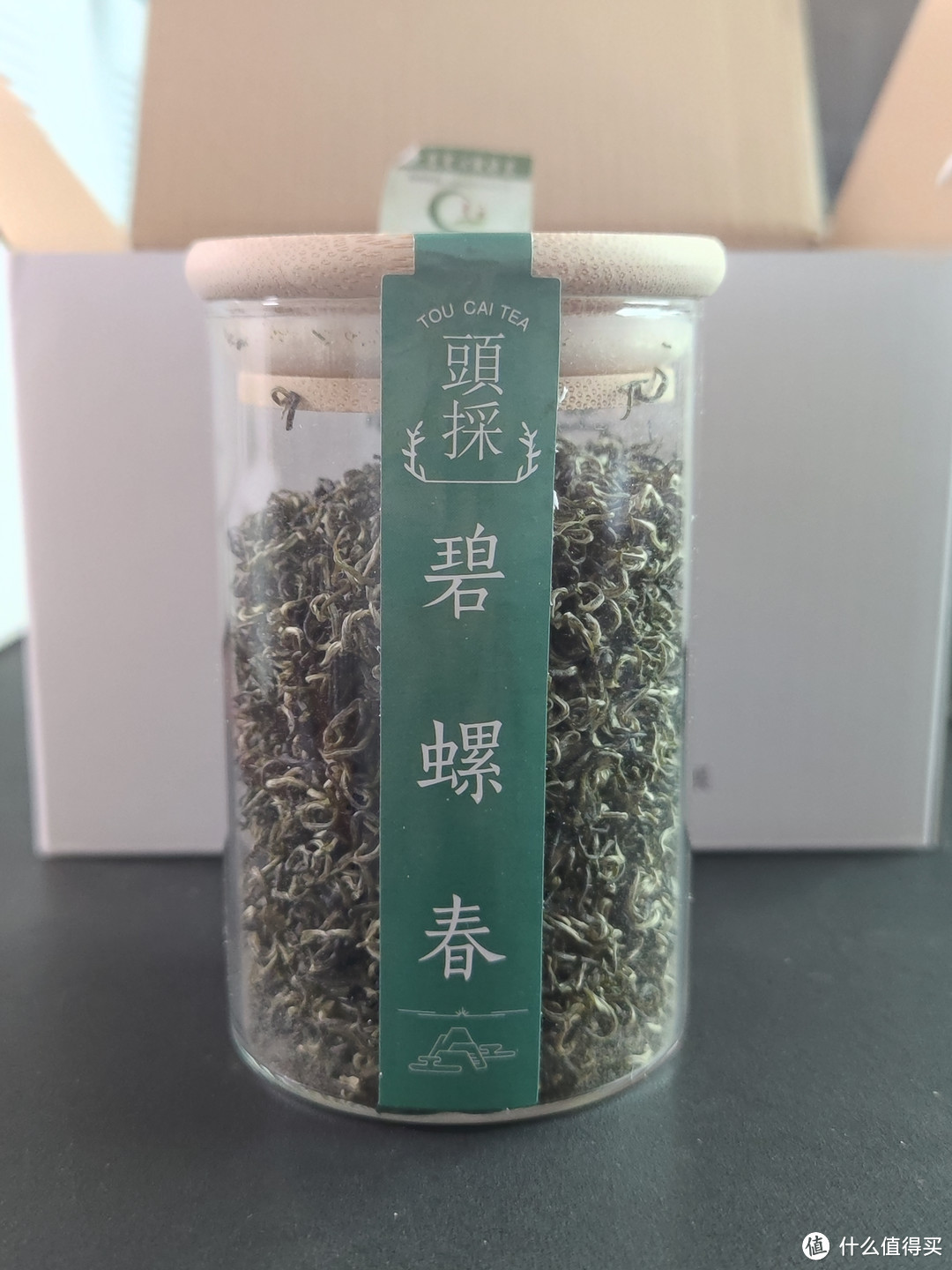 玻璃罐+竹盖，做工倒是挺精致。话说其实最初种草还是被这个罐子吸引到的