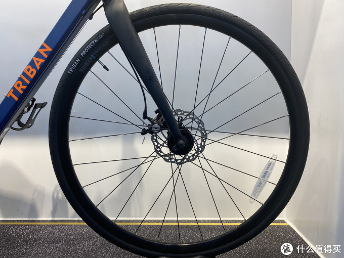 尺码选择铝碳前叉rc120 disc前叉具有更宽的轮胎宽容度,能够容纳更宽