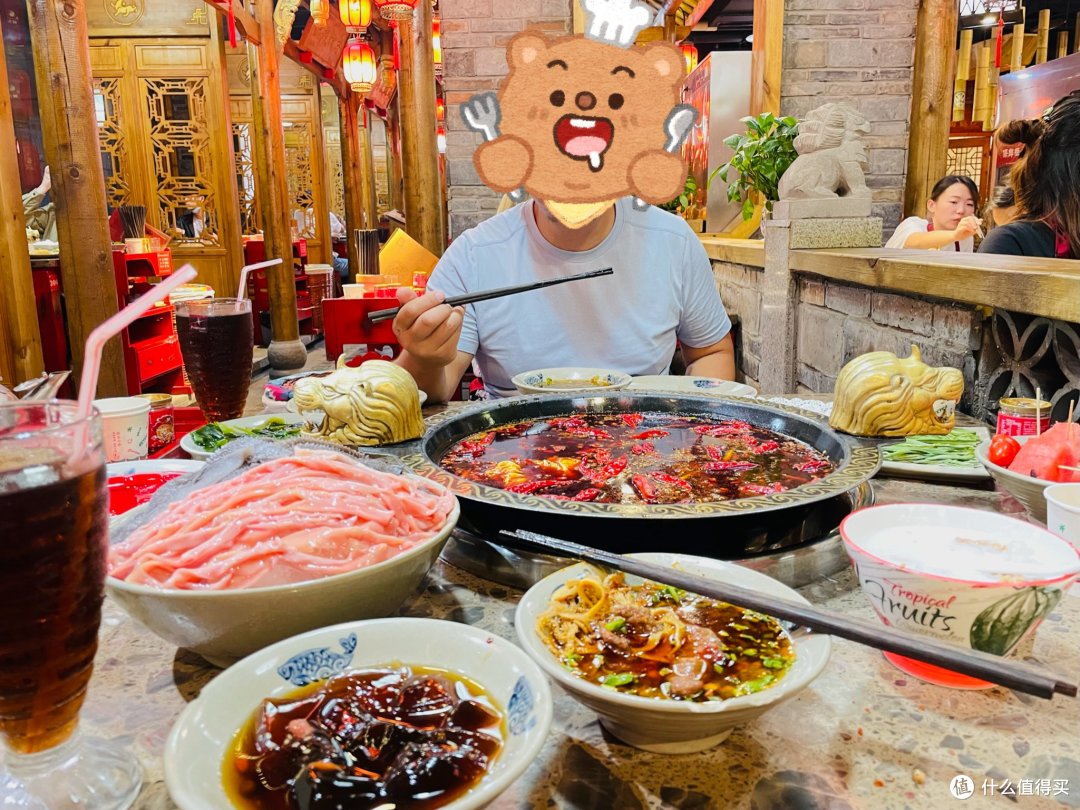 开心地吃着火锅
