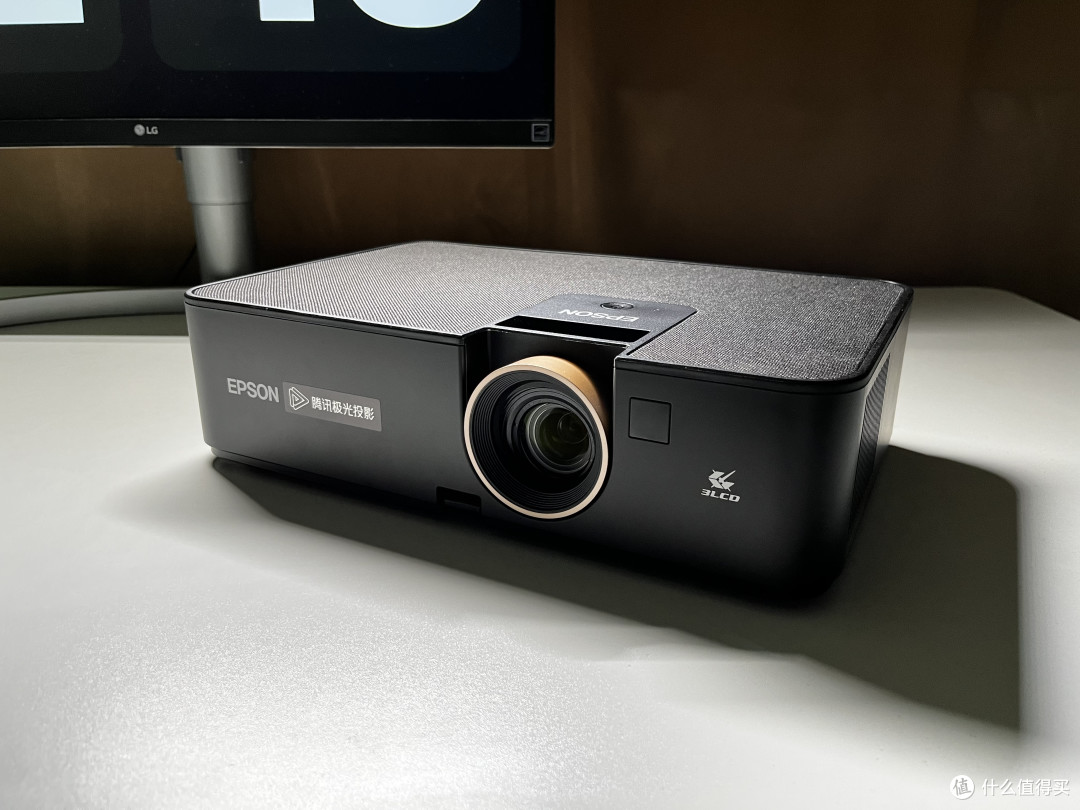 爱普生新品体验CH-A100，智能投影亮度天花板白天也能看得清