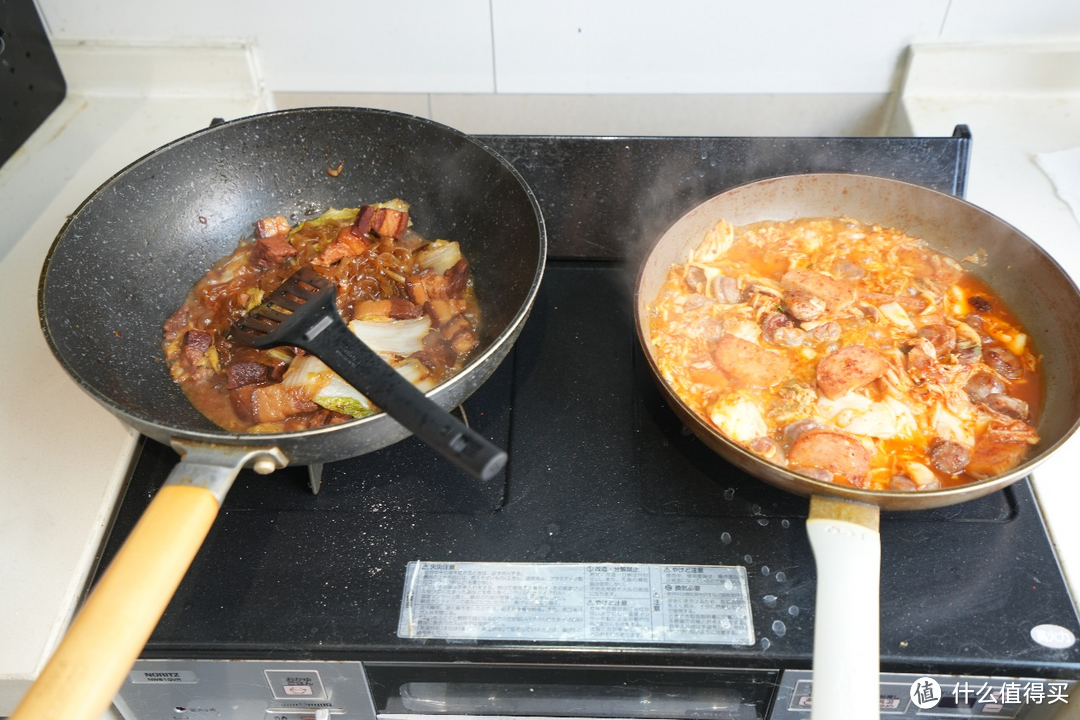 右边这道菜是辣白菜炖肉，之前使用旧的油烟机时肯定会闻到辣白菜那呛人的味道，用了米家智能净烟机P1厨房里真的没有辣白菜的味道，而且一顿饭下来老婆也再没有和我抱怨过身上、头上全是油烟味了，说起来还促进了我和老婆的关系呢。