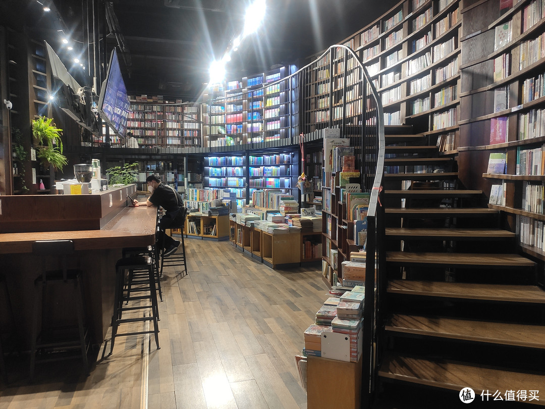 书店中央的环形吧台是时下书店谋求业务增长点的标配。别急着苛责书店没有为你准备免费阅读区--触手可及的排排台阶就是极佳座位