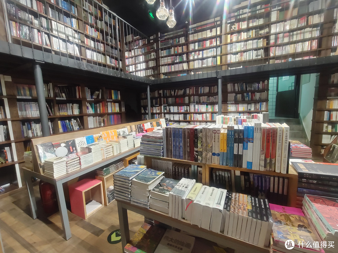 从地板到天花板，书籍充满了几乎每一寸空间。从这书海中钻出个淘金的人来，我也毫不意外