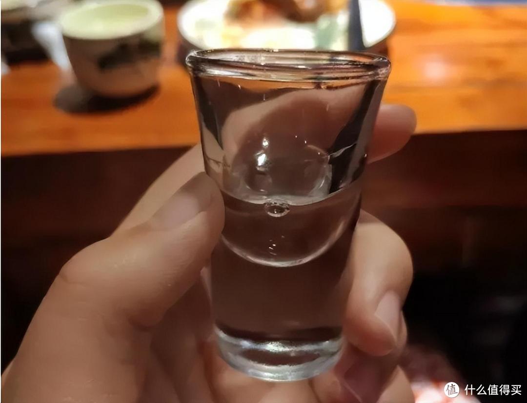 一喝酒就断片,这并不是什么小事,说明你已经上年纪了