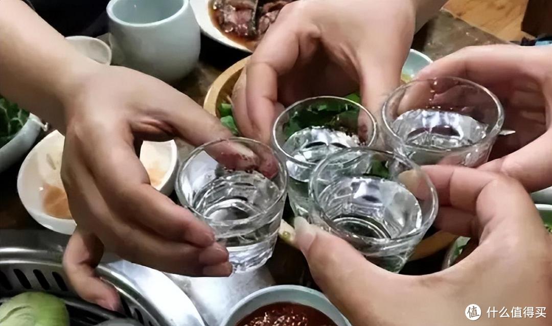 一喝酒就断片,这并不是什么小事,说明你已经上年纪了