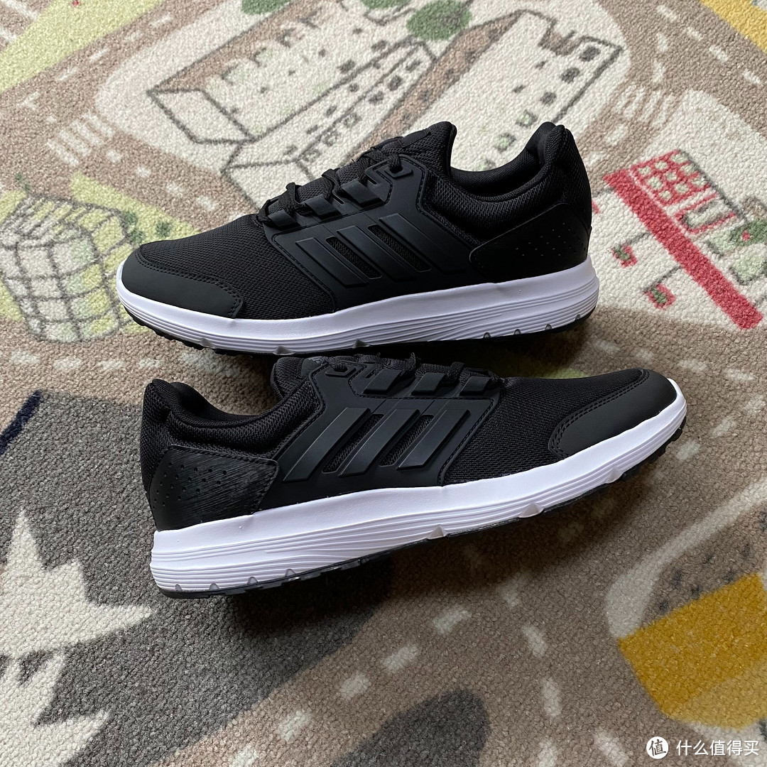 简简单单黑与白adidas GALAXY 4