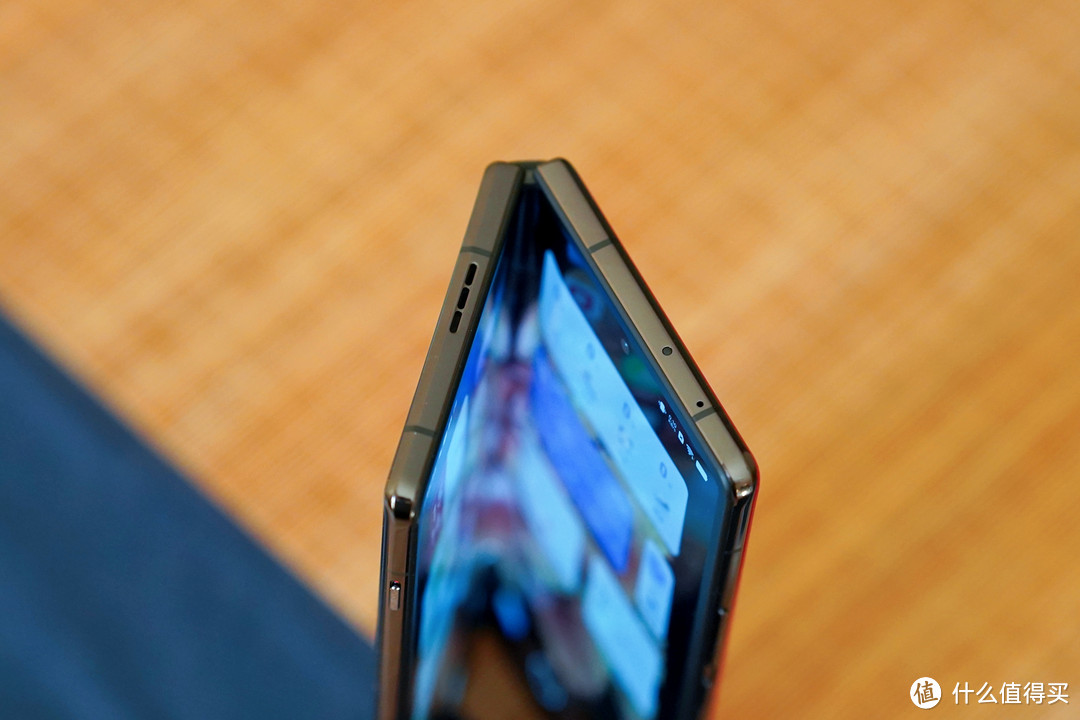 这确实是折叠屏手机里的一款优秀的水桶机——vivo X Fold+ 上手