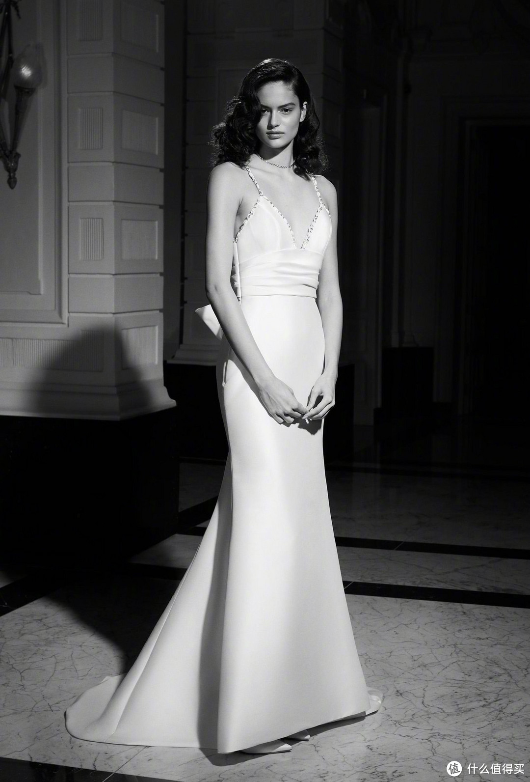安妮海瑟薇依然是巅峰！热巴风情万种，女明星的小白裙能有多惊艳？
