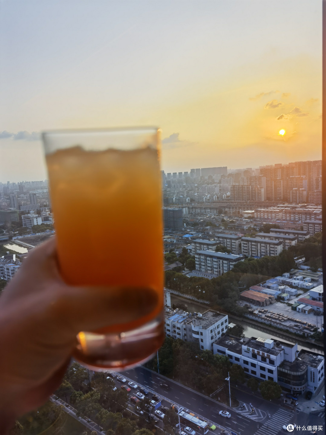 酒和下午的夕阳很应景