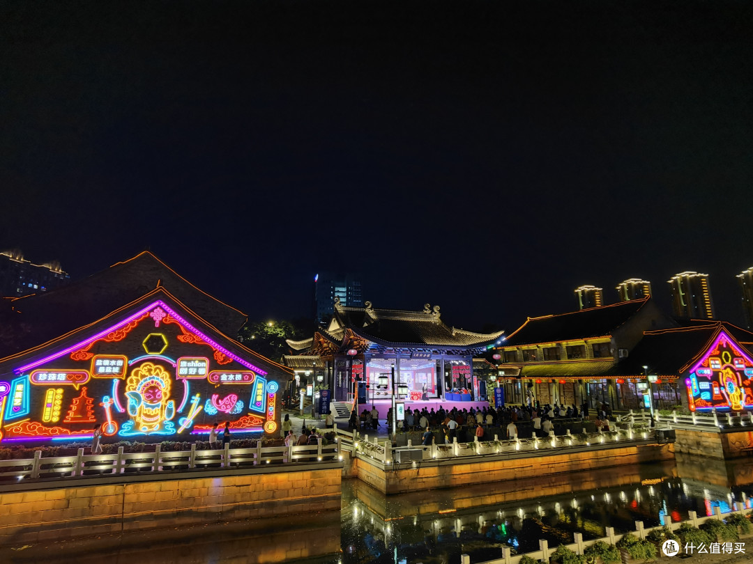 晚上有戏台在唱戏,感兴趣的可以听下