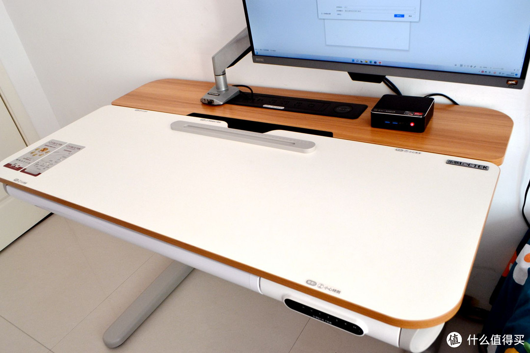 无线的极简桌面，终于打造成功！想做到极致简约，升降桌必须要有
