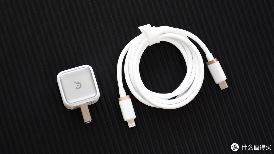 iPhone 14 Pro充电伴侣：大白20W充电器＆硅胶数据线