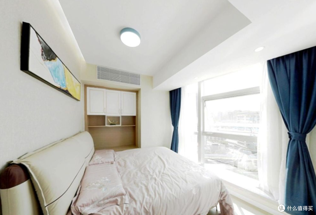 50㎡小蜗居,客厅阳台改造成餐厅,卧室抬高10cm设计成地台
