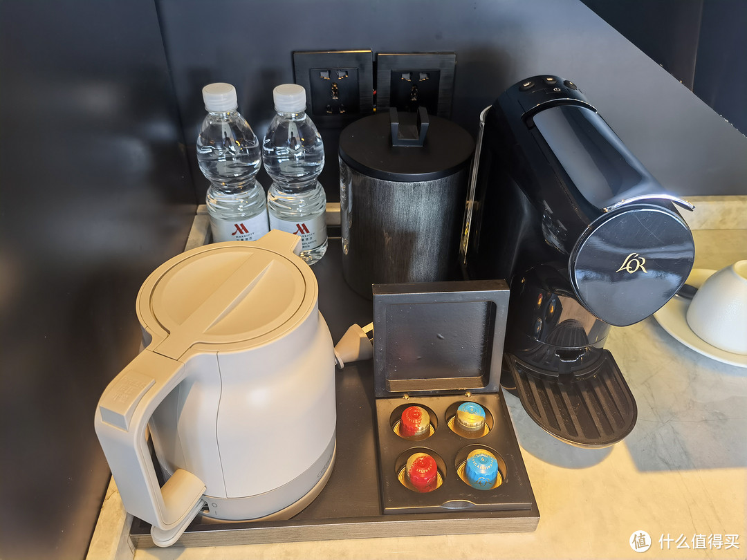 胶囊咖啡机、茶包、杯子