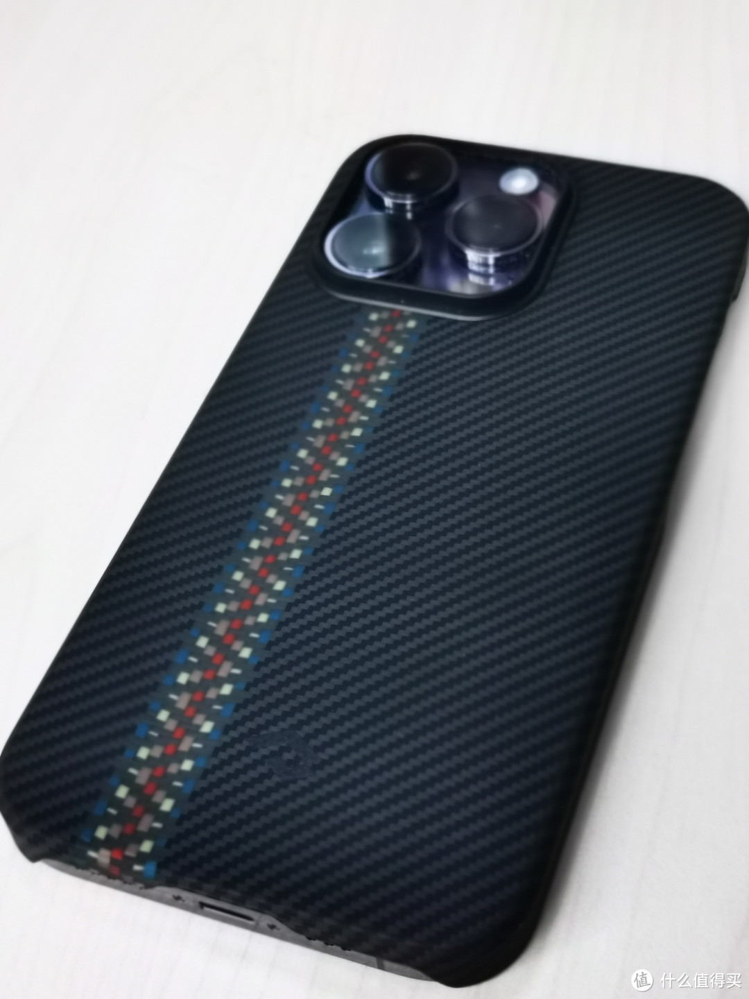 iPhone14系列手感最好的手机壳之一“pitaka凯夫拉芳纶纤维浮织狂想彩编款600D MagSafe磁吸半包手机壳”