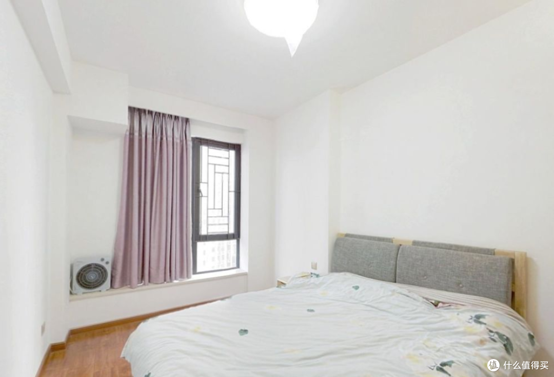 她家房子住了6年,依然非常干净整洁,客厅的断桥窗敞亮又大气
