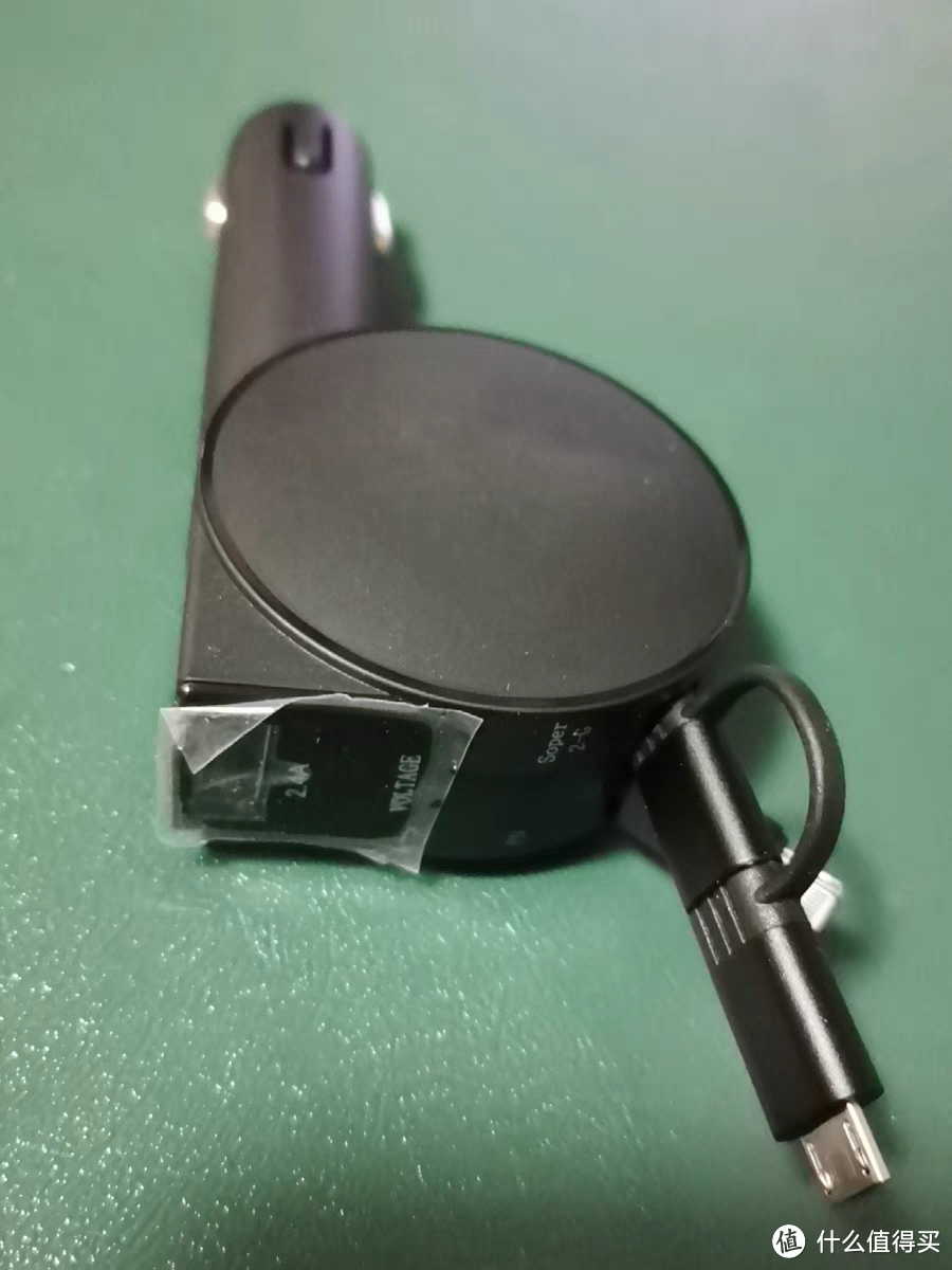 能收缩电源线的车载充电器