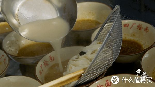 南北通吃，这座「火车拉来的美食城市」，中！