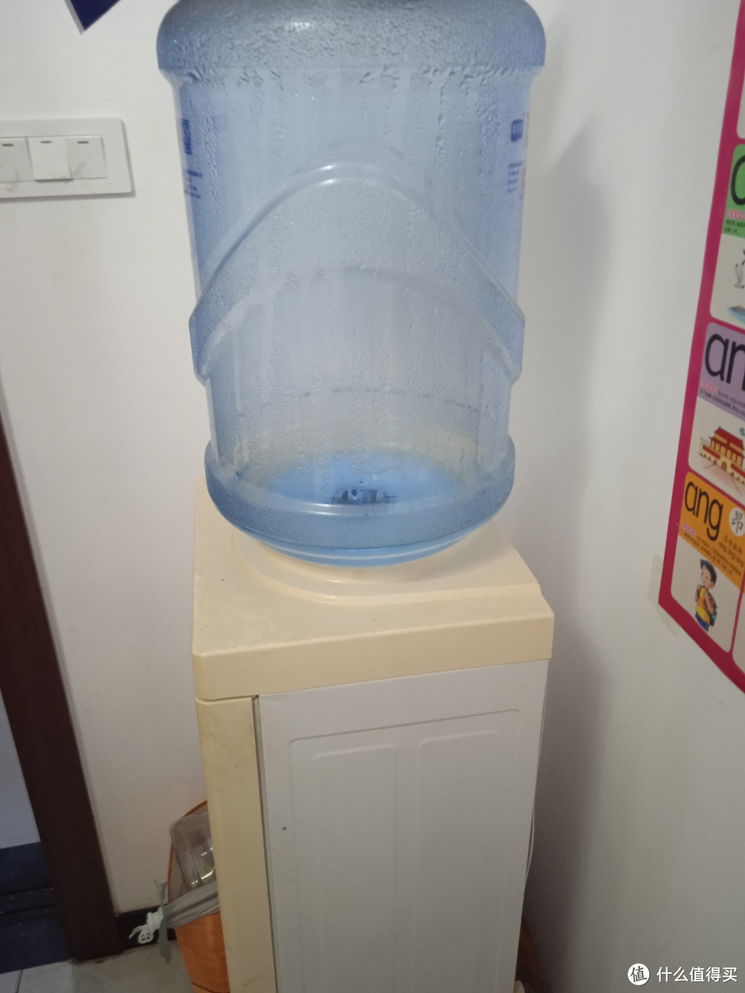 国庆节在朋友家发现了在90年代非常流行的饮水机，你家里也有吗？