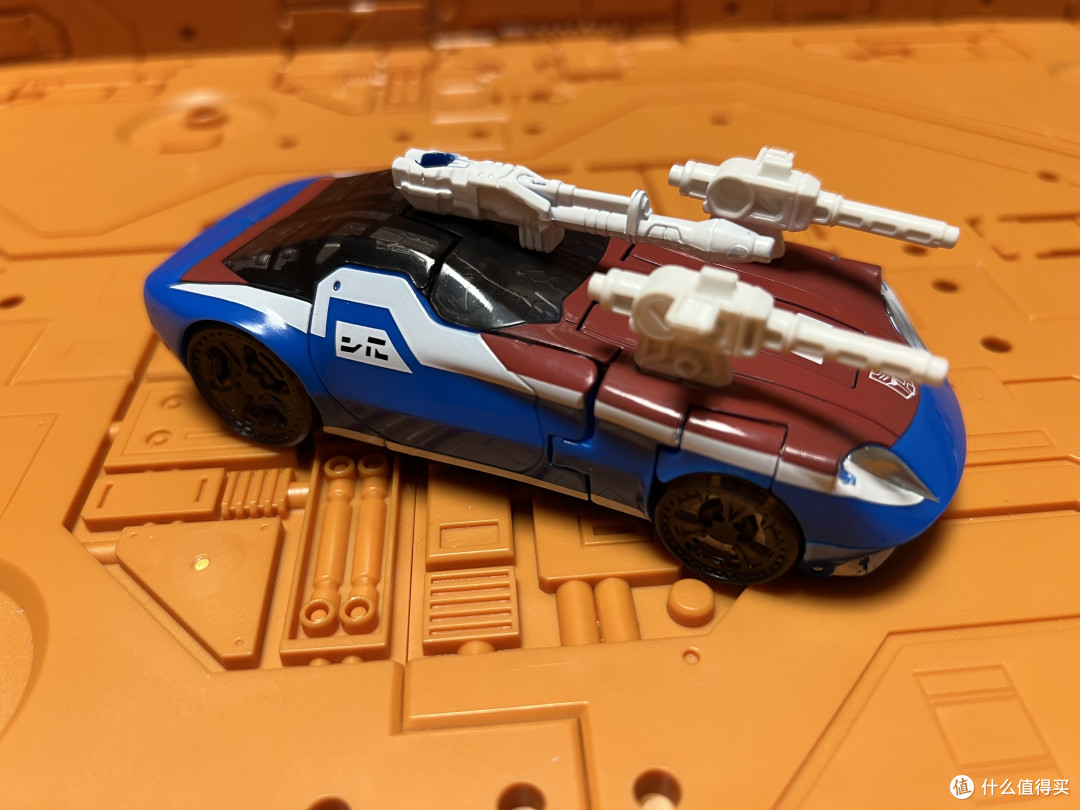 是不是bigger又高了一点而且涂装质感很好,本身烟幕的配色在变形金刚