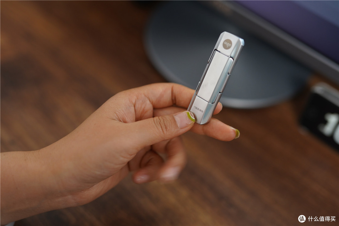容量最高1TB！让笔记本、手机数据飙升起来，aigo双U口高速固态U盘U393解君愁