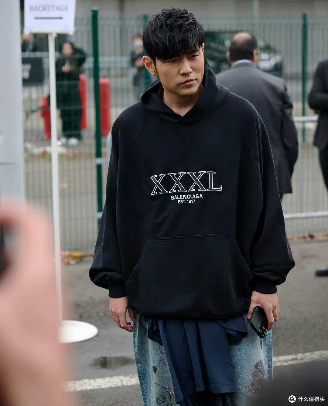 周杰伦都穿“XXXL”了,少喝点奶茶!看看隔壁桌的韩素希和郑秀文又美又飒...