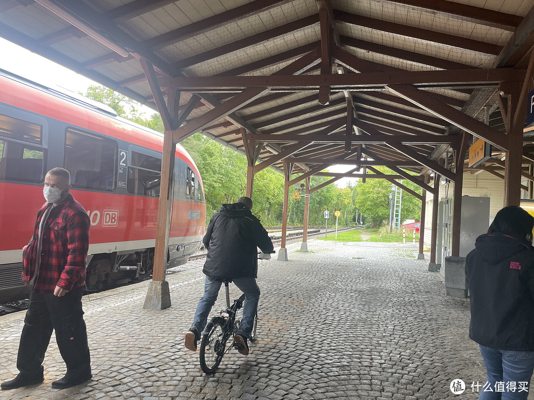 罗腾堡的火车站是真心小，小到售票大厅都不开门！