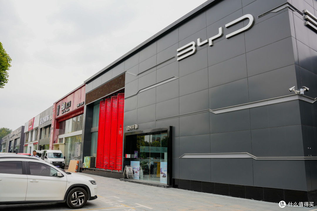 踏进比亚迪4S店,近距离感受汉系列,朋友一眼相中
