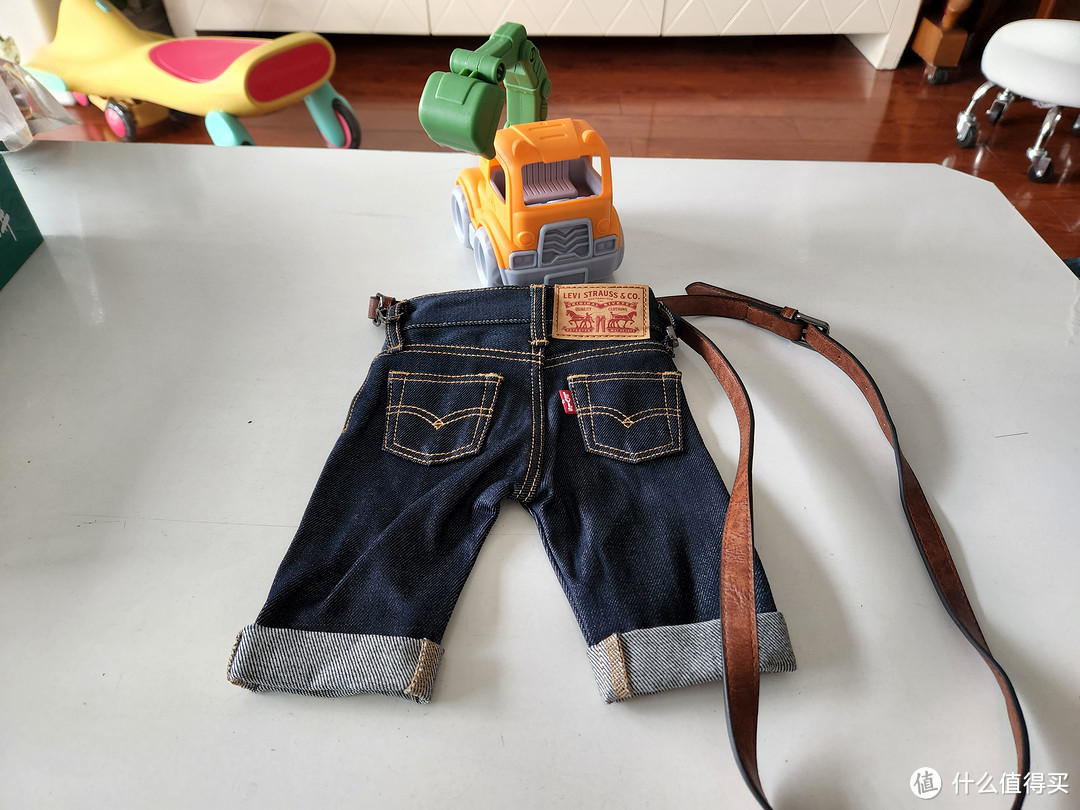 这个包有点个性：LEVI'S牛仔裤造型斜挎包