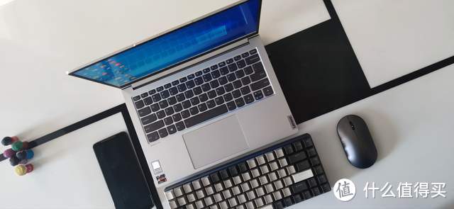 颜值担当！雷柏V700-8A无线机械键盘体验：四模式，解放桌面
