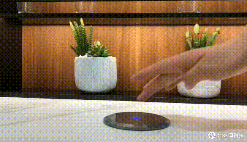 一款拥有无线充电和蓝牙音响功能的插座,品鉴爱瑞堡智能升降插座