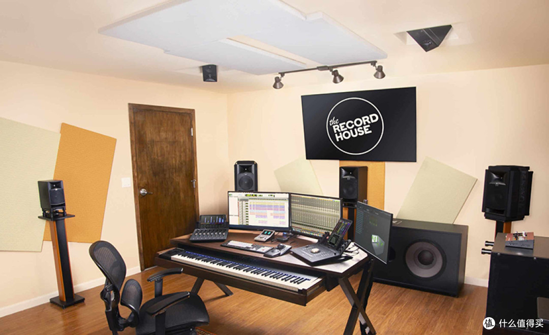 The Rocord House的杜比全景声音效后期制作室里面就使用了3只LSR708i作为主声道，LSR705i作为环绕声道和天空声道，以7.1.4配置作为电影音效的监听制作，如果各位想组一个全景声家庭影院，这个也是个不错的参考方案