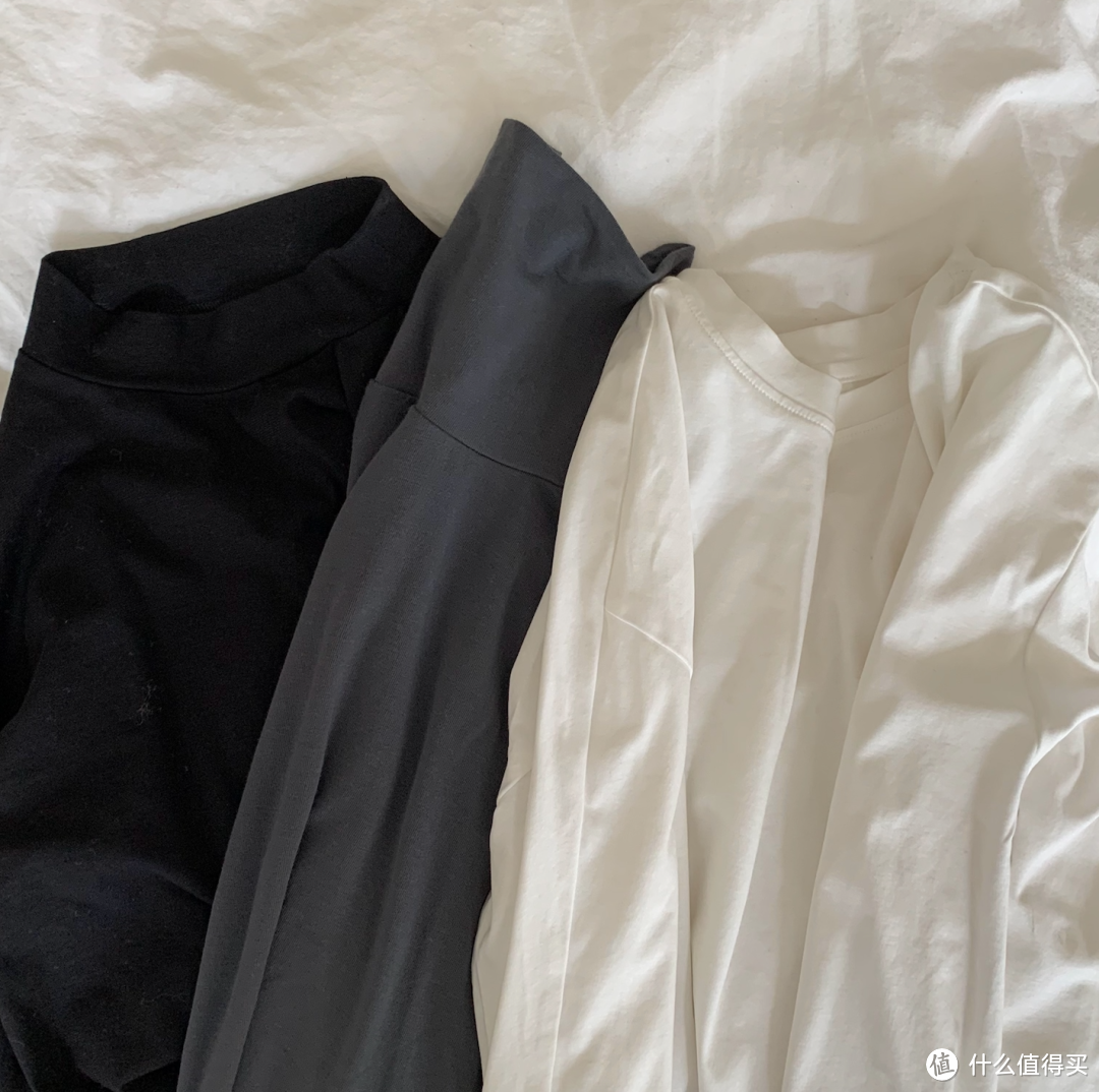 打底衫偏薄一些，比较适合现在或者是再冷的时候叠搭其他单品的时候穿。