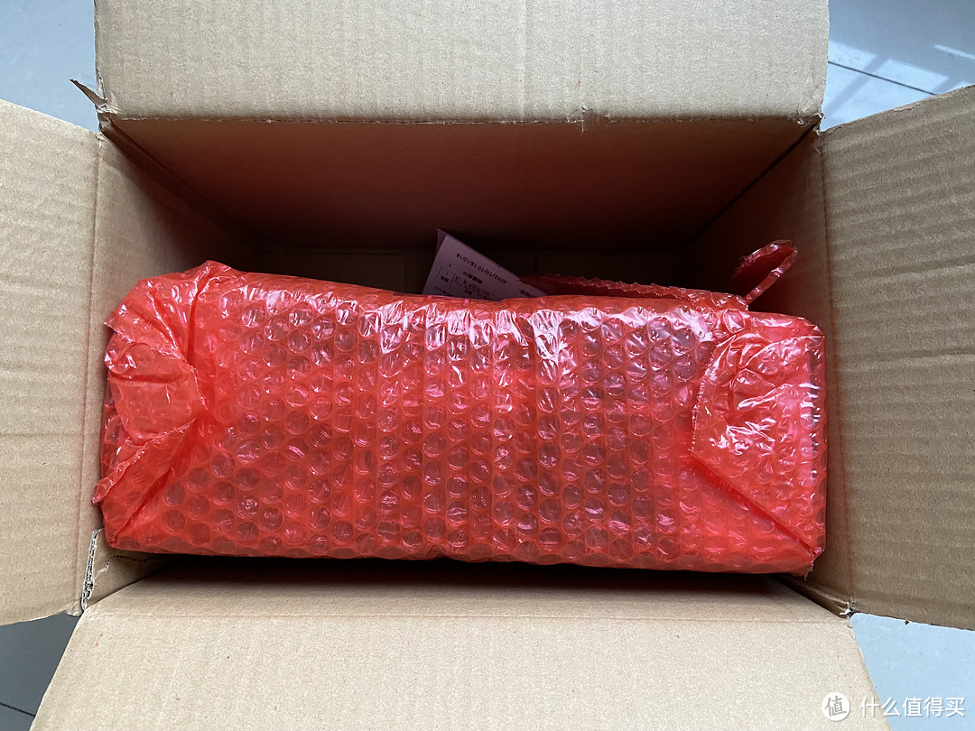 打开外包装，是红色气泡纸包裹