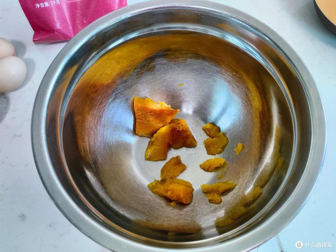 没想到南瓜也能做蛋糕！不用牛奶更香软，好吃到停不下来