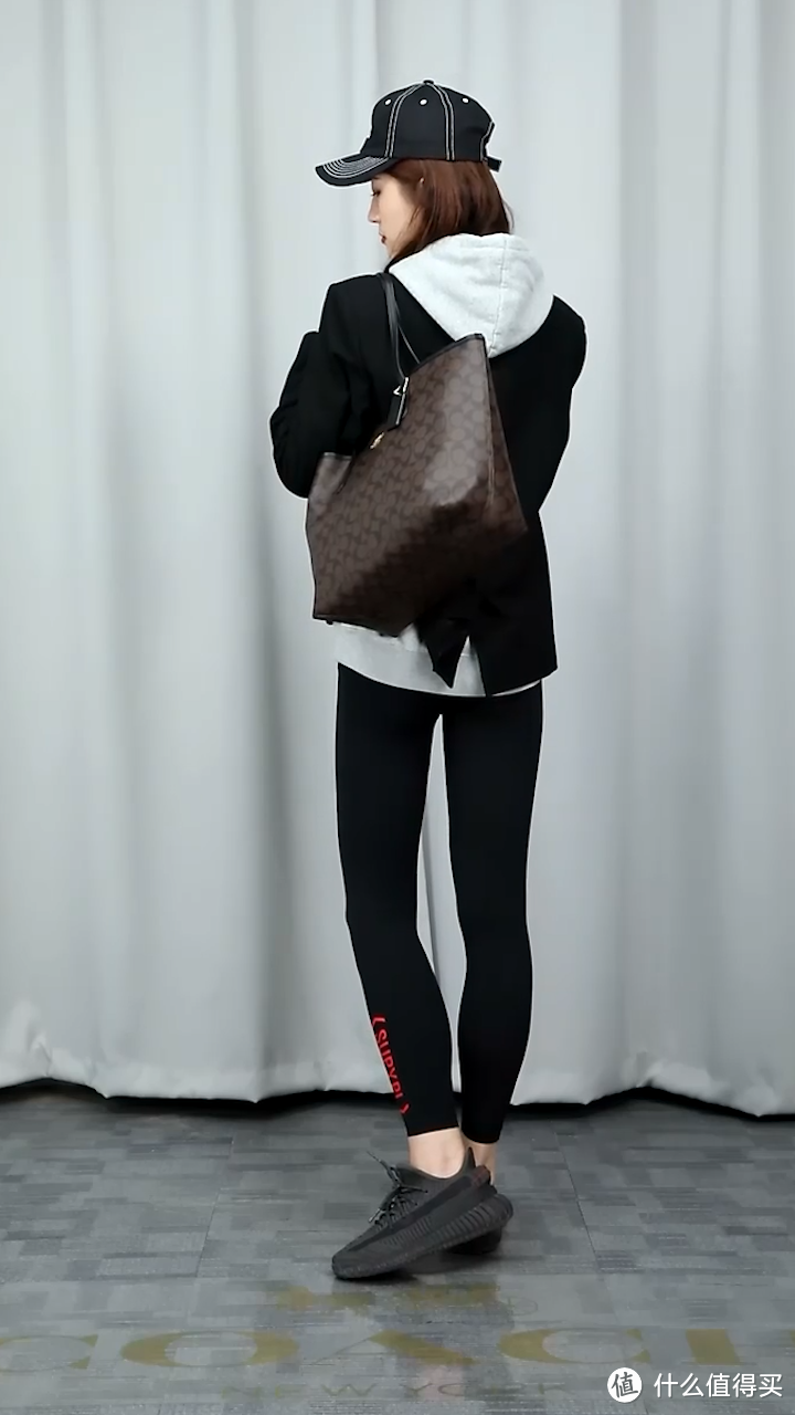 蔻驰COACH女士大号单肩托特包，深棕色PVC款，出街旅行的上佳之选