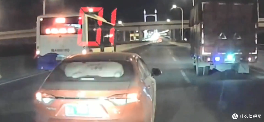 你跟车他龟速,你超车他加速,自己不走还不让人超车,太奇葩了