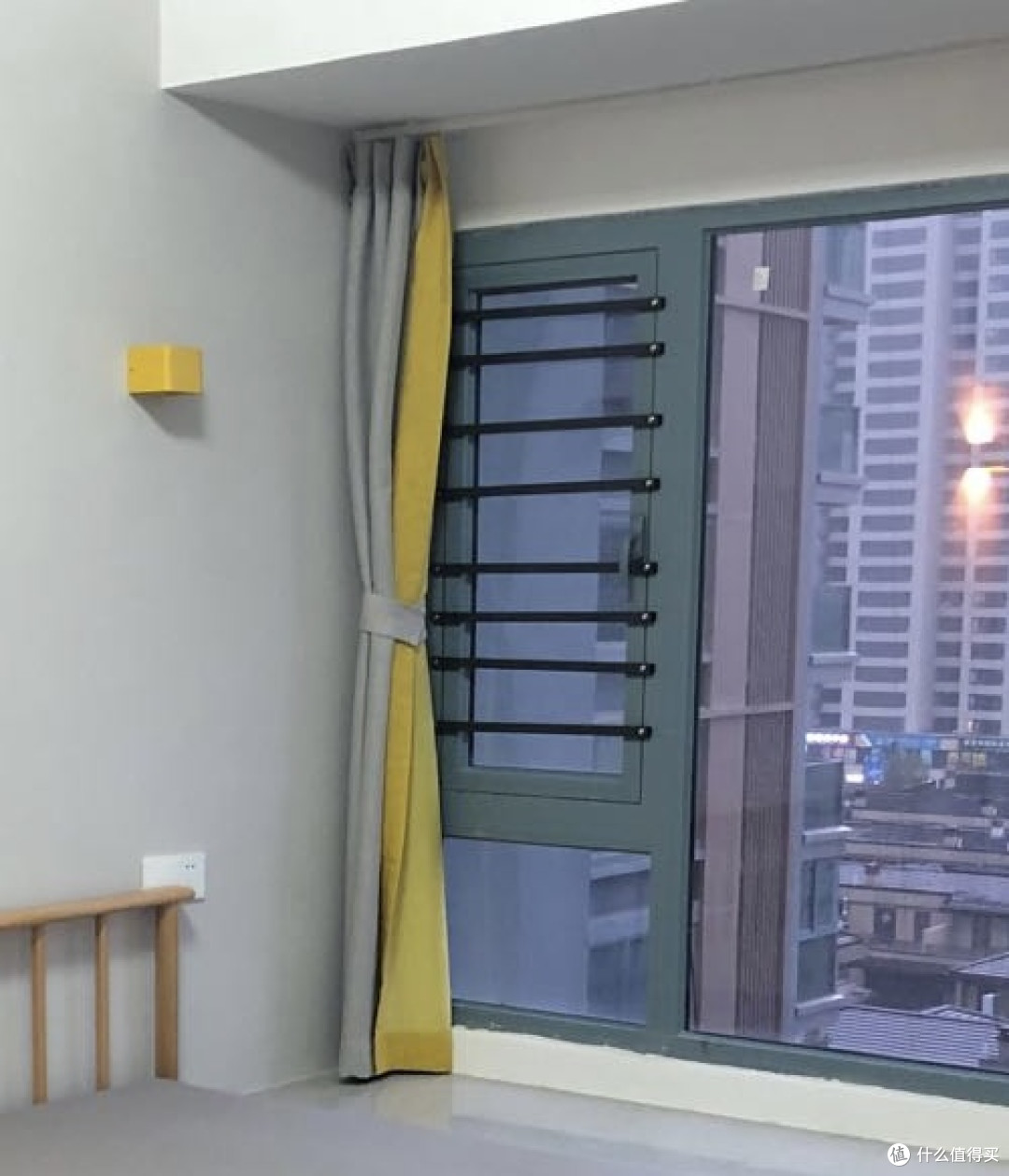 歪歪扭扭的防护栏……