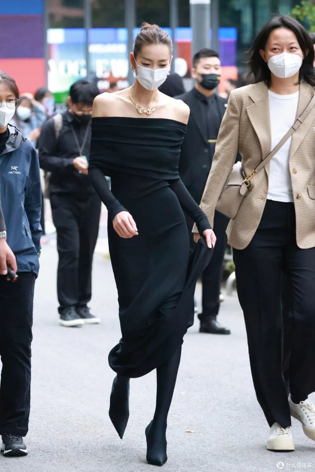34岁的她美出了圈,生图直出赢过所有女明星 | 福尔摩斯周报