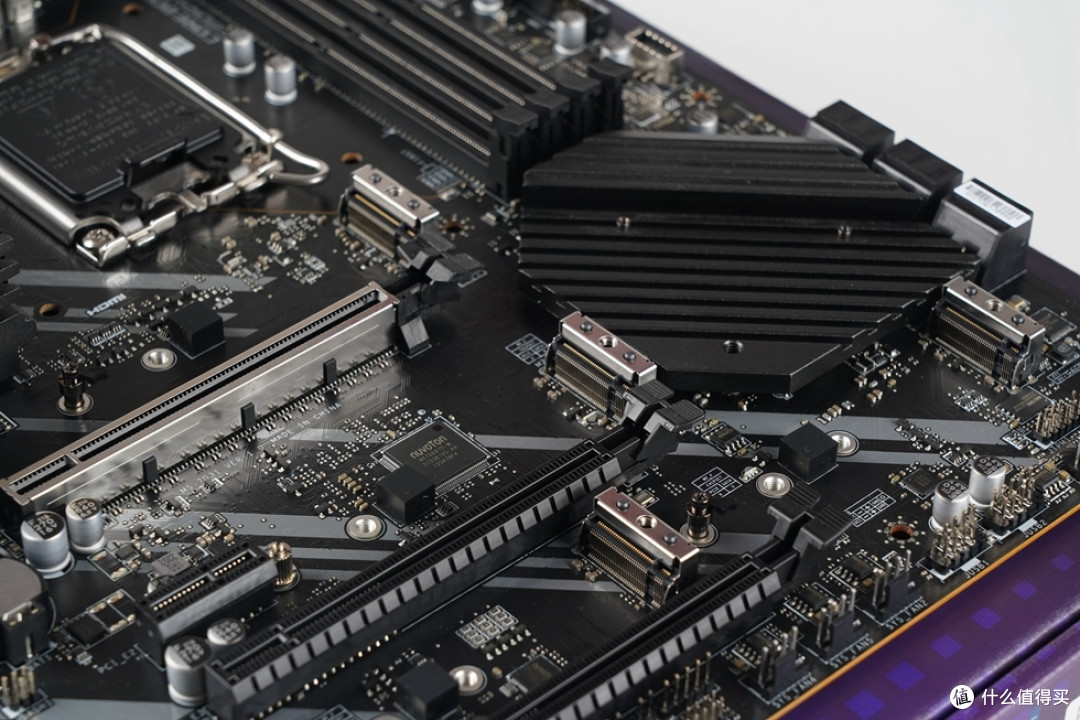 提供了4条m.2接口,均支持pcie 4.0协议.靠近cpu的第一条m.