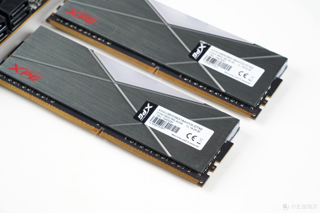此款内存容量为16GB（8G*2），基础频率3600 ，CL值为18，时序为CL 18-22-22，支持XMP2.0一键超频。散热方面采用釉白烤漆散热片，散热片厚度占50%，单面散热片厚度达1.95mm，可实现12种RGB灯效。