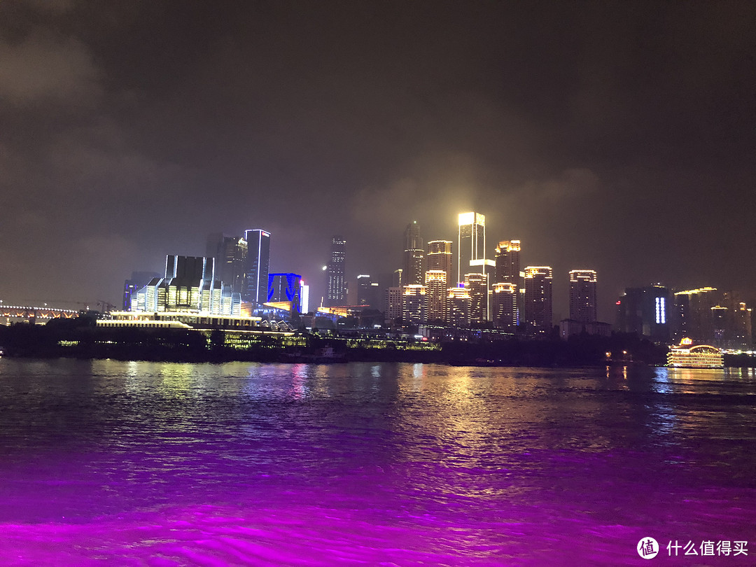 游船上重庆的夜景