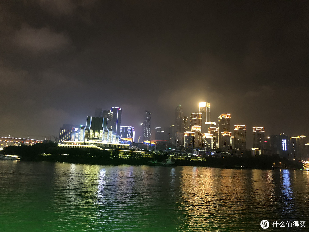 游船上重庆两江汇的夜景