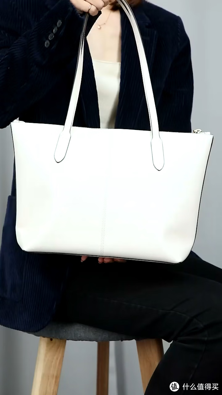 蔻驰COACH女士中号托特包，白色皮质材质，出街旅行必备包款！