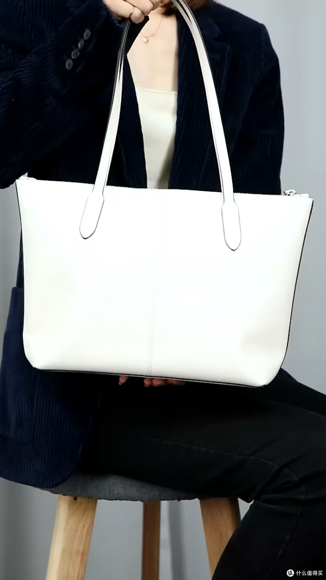 蔻驰coach女士中号托特包,白色皮质材质,出街旅行必备包款!
