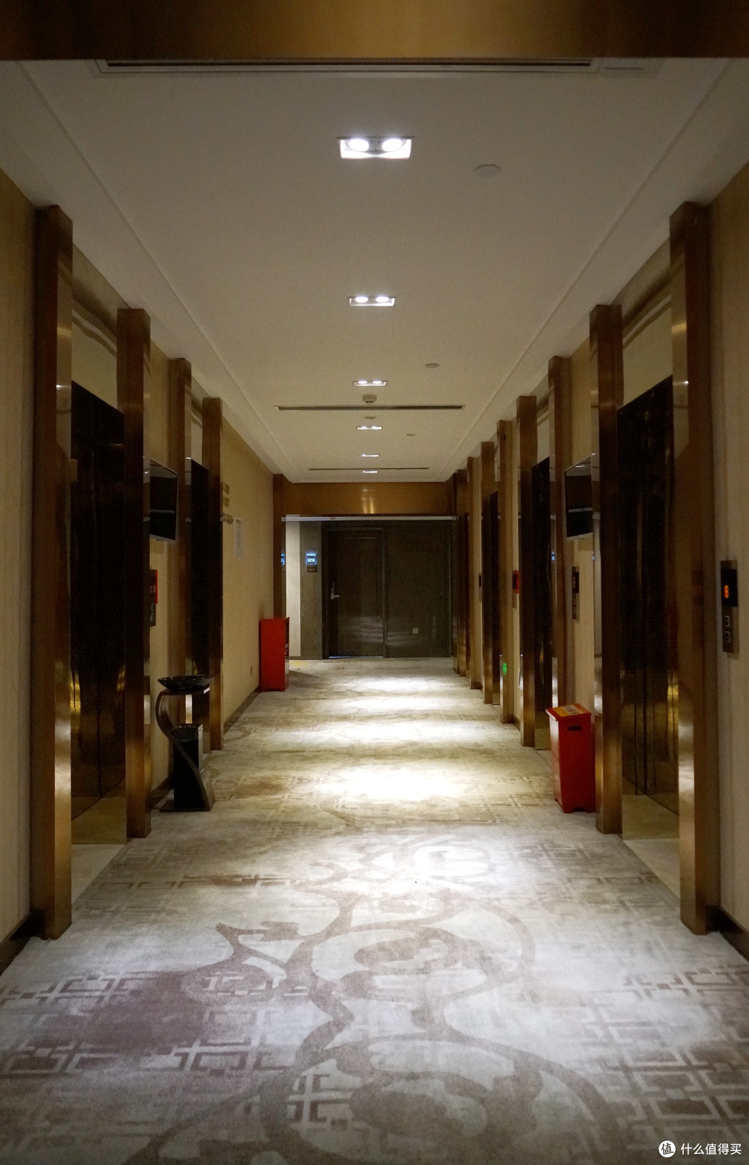 200块就能感受帝王级待遇?重庆核心区的宝藏酒店 解放碑美居 中式江景套房 入住体验